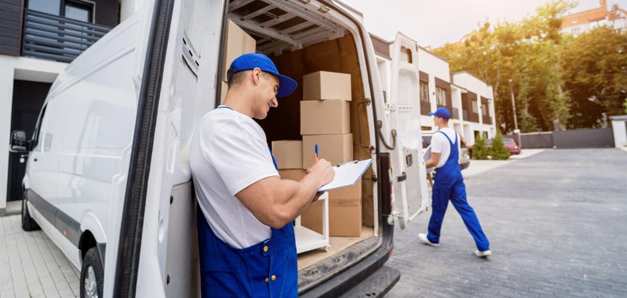 Operarios cargando cajas en el furgón de una van de reparto (imagen de referencia)